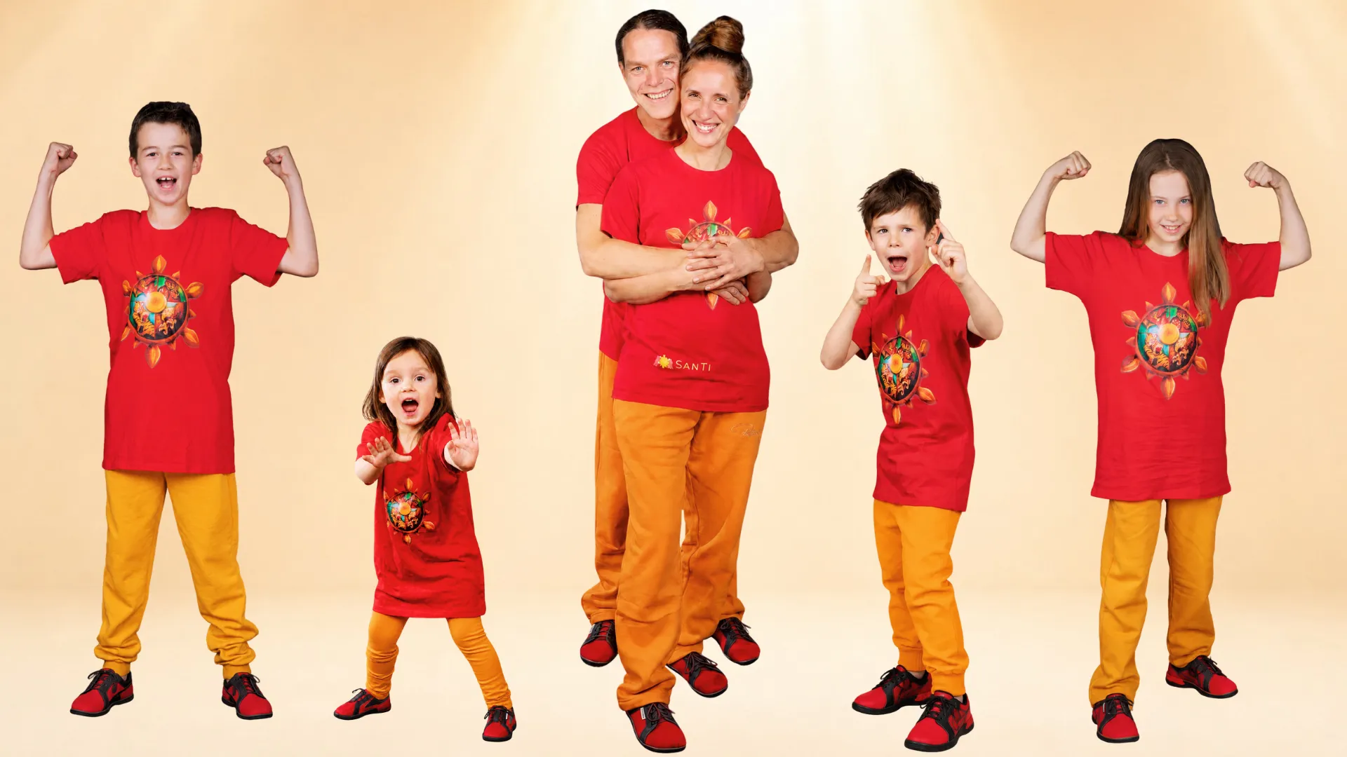 Santina und Tibor stehen lachend in der Mitte, umarmt; links und rechts von ihnen vier Kinder in roten Shirts mit dem Rad des Kung-Fu, die stolz ihre Muskeln zeigen und die Stopp-Hand heben.