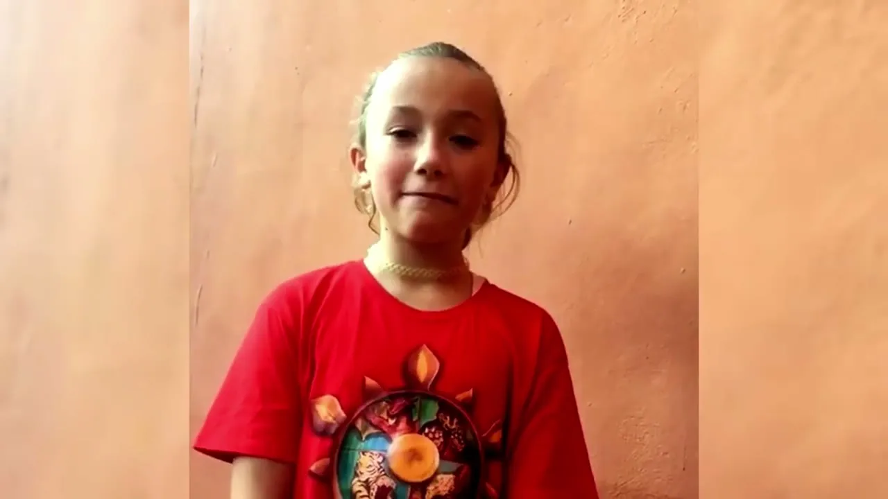 Standbild aus dem Video: Ein Mädchen im roten WingTsun-Shirt erzählt in die Kamera.